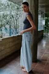 Jeans de tiro alto con cinco bolsillos y diseño de costuras verticales en el frente. Cierre frontal con cremallera y botón.