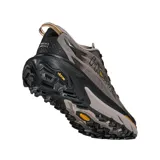 Championes Hoka Mafate 5, modelo de trekking y trail running en color gris con suela negra y detalles en amarillo.