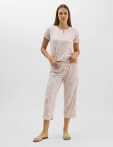 Conjunto pijama de remera de manga corta y pantalón capri blanco con delicado estampado floral en tonos rosados y verdes, confeccionado en tejido acanalado fino con escote redondo y detalle de gota con botón.