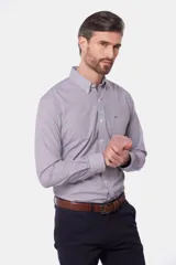 Camisa sport de hombre con diseño de rayas finas, cuello con botones y bolsillo frontal en el pecho.