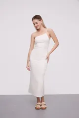 Vestido largo blanco de poliéster, al cuerpo, con cuello asimétrico y detalle de strass.