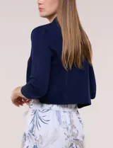 Cardigan tejido estilo bolero de color blanco, con mangas cortas y diseño frontal abierto.