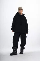 Hoodie negro de frisa invisible premium con cordones a tono y bordado en el frente con el texto "ANMSTUDIO".