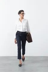 Pantalón de vestir de corte recto y estilo sastrero, color azul marino, con cintura estructurada y detalle de línea fina en contraste.