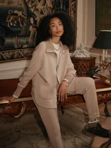 Campera color beige de corte holgado, con cierre frontal, cuello alto y bolsillos de parche grandes.