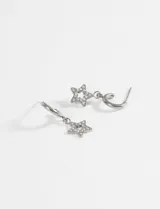 Aros de argolla pequeña en acero quirúrgico con dije colgante en forma de estrella decorado con strass.