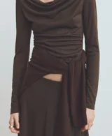 Camiseta color marrón oscuro, de manga larga, con cuello drapeado y fruncidos laterales.
