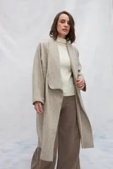 Tapado largo marrón con cuello solapa, confeccionado en lana fina sin teñir con diseño texturado.