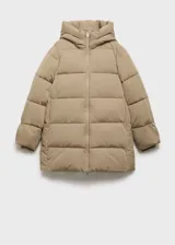 Campera puffer acolchada de color beige, con diseño recto, cuello alto y capucha integrada. Cuenta con cierre frontal de cremallera doble, mangas largas con puños elásticos y dos bolsillos laterales con cierre. Acabado repelente al agua.