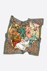 Pañuelo cuadrado de poliéster reciclado con un diseño estampado de diversos animales dentro de una forma de corazón sobre fondo de animal print, y bordes en tonos marrones, verdes y azules.