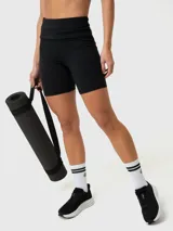 Calza corta deportiva de tiro alto con pretina plegable, diseñada para brindar comodidad y soporte durante el entrenamiento.
