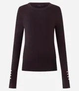 Suéter de punto ajustado con cuello redondo y manga larga. Presenta detalle de botones metalizados en los puños.