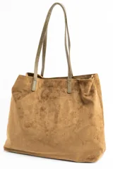 Bolso tipo tote de gran tamaño confeccionado en material sintético con acabado efecto gamuza en color tostado. Presenta doble asa larga en tono contrastante y placa metálica pequeña con logo de la marca en la parte frontal.