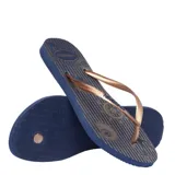Sandalias tipo ojotas Havaianas modelo Slim Nautical, color azul marino con estampado de rayas y motivos marinos en dorado. Presenta tiras finas en color bronce metalizado.