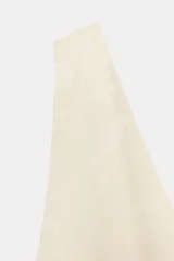 Vestido midi de color beige con escote en pico pronunciado y tirantes anchos. Presenta un diseño de jacquard con patrón sutil y un bajo con acabado asimétrico.