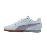 Championes Puma modelo Bella Donna, de diseño urbano y deportivo en color negro con la franja lateral característica en blanco. Presentan una suela de goma color caramelo con excelente tracción y detalles en dorado en los ojales de los cordones.