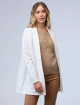 Cardigan largo color verde oliva con textura labrada, abertura central y bolsillos delanteros.