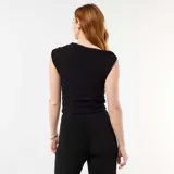 Top negro sin mangas de textura gofrada, con cuello redondo y detalle de hebilla metálica dorada en el lateral de la cintura.