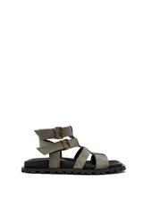 Sandalias de cuero color visón con múltiples tiras y hebillas de ajuste. Suela de goma negra. Diseñadas y hechas en Uruguay.