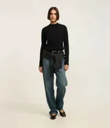 Suéter verde oscuro de punto con cuello alto y mangas largas.