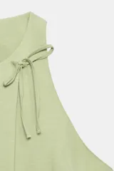 Top halter negro confeccionado en mezcla de lino, con cierre frontal mediante lazadas y forro interior a tono.