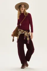 Pantalón de pana con corte barrel, de tiro medio y pierna redondeada. Cuenta con cierre frontal y bolsillos laterales.