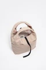 Bolso bandolera de estructura blanda marca Bimba y Lola, confeccionado en nylon con detalles en cuero. Presenta doble asa de mano, correa de tejido regulable y extraíble, cierre de cordón y logo metálico en el frente.