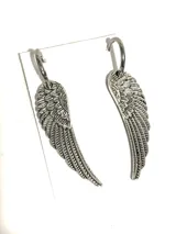 Aros colgantes con diseño de alas de ángel en metal plateado, con acabado envejecido y cierre de gancho.
