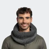 Cuello de lana tejido a punto acanalado, color gris.