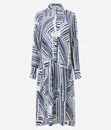 Vestido chemise midi de viscosa con estampado abstracto en tonos azul y blanco. Tiene cuello solapa y cierre frontal con botones.