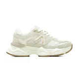Championes deportivos de diseño robusto en tonos beige y crema. Presentan una combinación de paneles de gamuza sintética y malla transpirable, con una suela gruesa y esculpida en color blanco y detalles en tono arena.