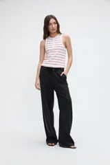 Musculosa de rib color blanco con rayas horizontales rojas, cuello redondo y media cartera con botones en el frente.