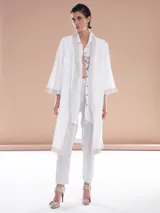 Spolverino blanco con ribete color arena, de corte recto y mangas 3/4.