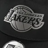 Gorra New Era de visera curva, color negro, con logo metálico de Los Angeles Lakers en el frente y logo de la marca bordado en el lateral.