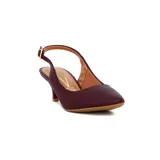 Zapato de mujer tipo slingback (con tira en el talón) color bordó, con punta fina y taco bajo tipo 'kitten heel'.