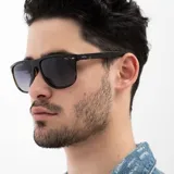 Lentes de sol INVU modelo IB22445E, con montura de carey y lentes polarizadas grises con degradé.