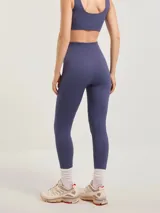 Calza deportiva larga color lila con textura acanalada.