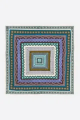 Pañuelo cuadrado con diseño de marcos concéntricos y motivos florales. Presenta una paleta de colores que incluye verde, azul, marrón y crema.