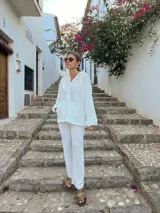 Canguro playero blanco de tejido de red, con capucha y mangas largas.