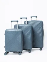 Valija rígida de 28 pulgadas color celeste con diseño de líneas diagonales en relieve. Cuenta con manija retráctil, cuatro ruedas con giro de 360°, cierre con combinación y manija lateral. Interior forrado con divisor y bolsillo de red.