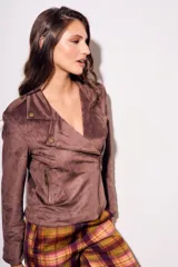 Campera estilo biker de gamuza sintética color malva o marrón rosado, con cierre asimétrico y detalles de tachas doradas en solapas y hombros.