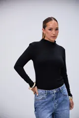 Polera básica de manga larga color negro, con cuello alto y tejido acanalado.