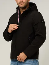 Campera soft shell de hombre marca Tommy Hilfiger, color negro, con capucha, cierre de cremallera frontal y bolsillos con cierre en el pecho y laterales.