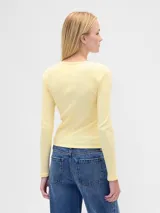 Remera de manga larga confeccionada en tejido rib, con cuello redondo y ajuste al cuerpo.
