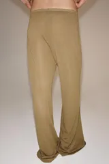 Pantalón de pierna recta color tostado, con tiro medio y cintura elástica. Confeccionado en hilatura con mezcla de viscosa.