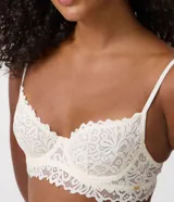 Soutien media taza Lov confeccionado en encaje floral blanco, sin relleno y con aro estructurado. Presenta breteles finos regulables, base alargada con acabado ondulado y diseño semitransparente.
