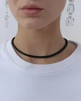Gargantilla tipo choker de estructura cilíndrica recubierta de cristales negros brillantes. Diseño minimalista y versátil, apto para añadir dijes o charms.