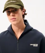 Buzo canguro masculino azul marino con capucha, medio cierre frontal y un gran estampado con la palabra "UNLIMITED" en la espalda.