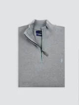 Buzo de hilo gris con cuello alto y medio cierre con cremallera verde.