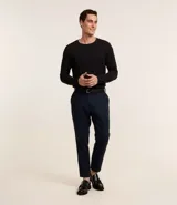 Remera masculina negra de manga larga, con cuello redondo y textura waffle.